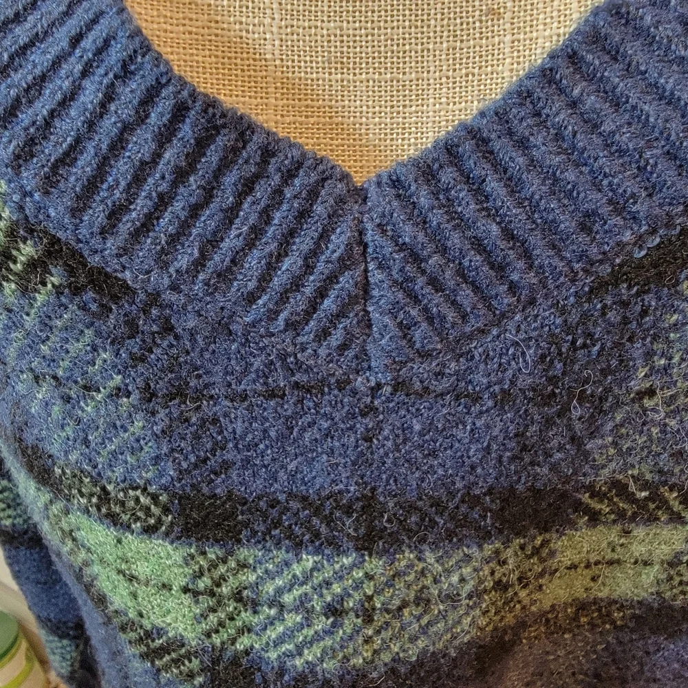 Aeropostale Blue/Green/Black Oversized V-Neck Sweater Size Small NWT